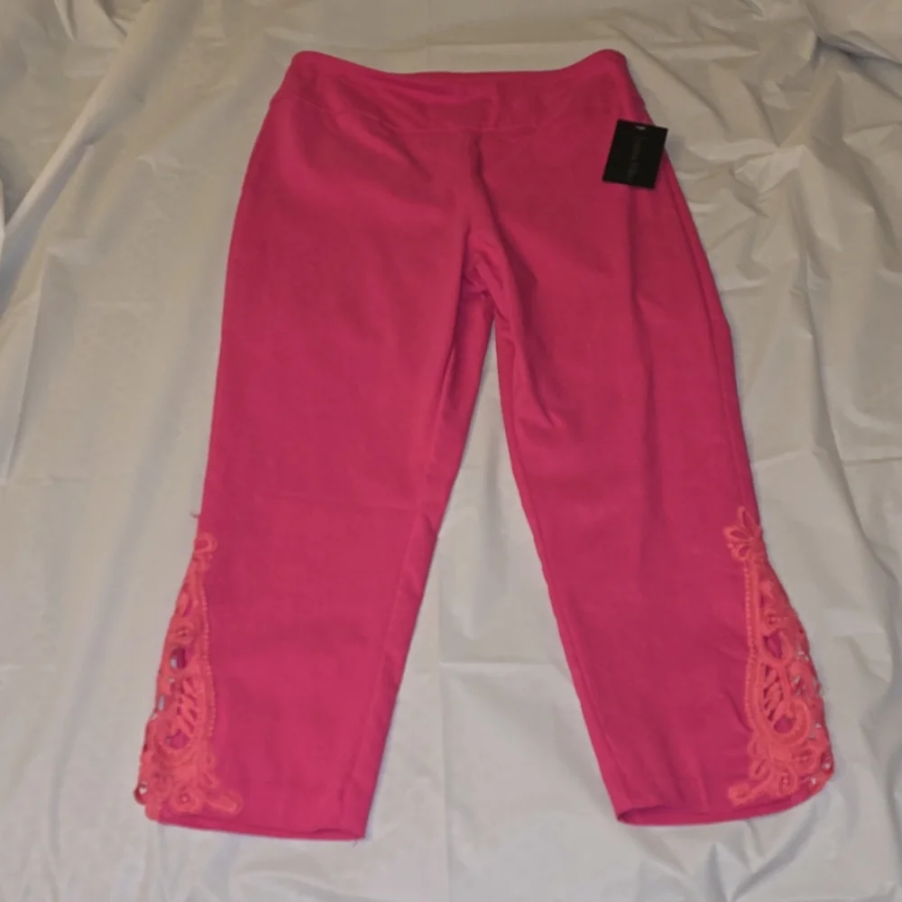 Jessica Riley Stretch Pink Capris with Lace Cutout Small - Picture 1 of 10